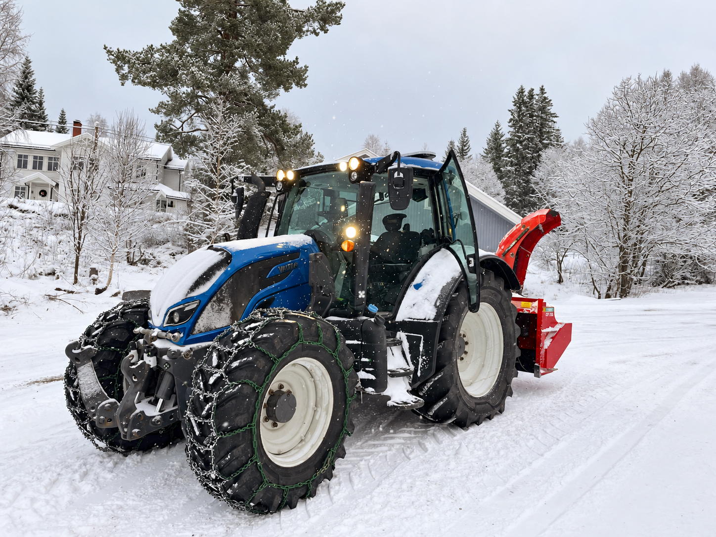 Valtra-traktor med snøfreser på et snødekt område